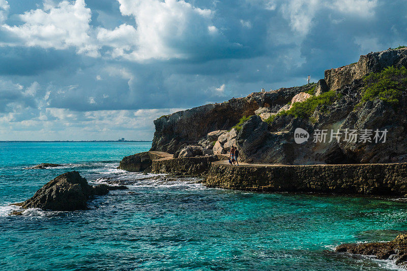 Isla Mujeres看着加勒比海对面的墨西哥坎昆
